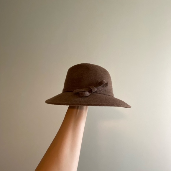 Holt Renfrew 100% wool hat - Picture 4 of 6